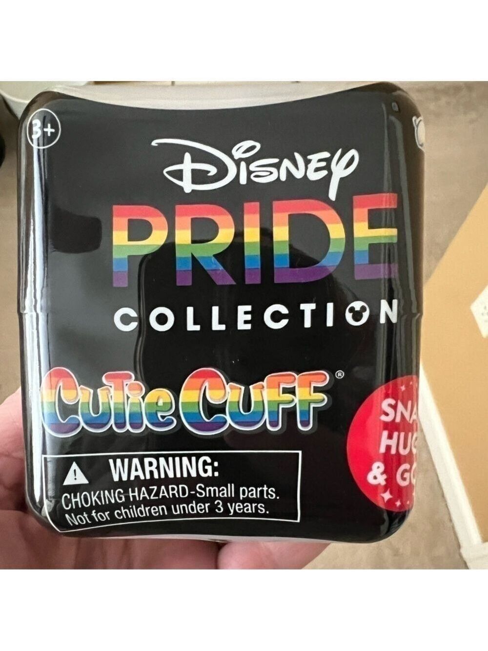 NWT Walt Disney Pride Cute Cuff Buddy Miss Piggy. Snap, hug and go!